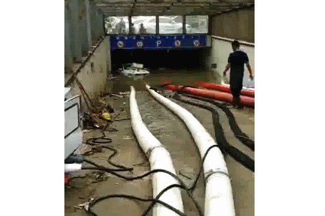 二環(huán)支路沙口路，山東消防兩臺(tái)，我們?nèi)_(tái)潛水泵同時(shí)運(yùn)行，一切正常了