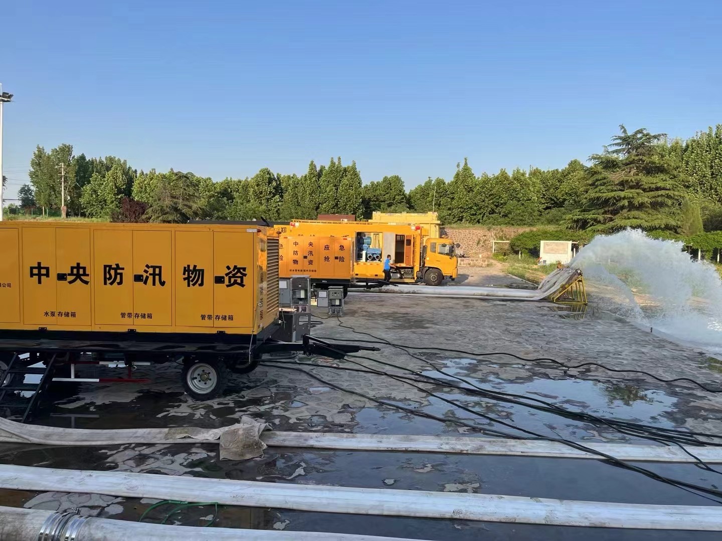 洞庭湖搶險(xiǎn)現(xiàn)場(chǎng)，排勞設(shè)備晝夜不停